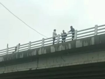 مامور آتش نشانی شهرداری کلاچای مانع خودکشی یک زن شد!
