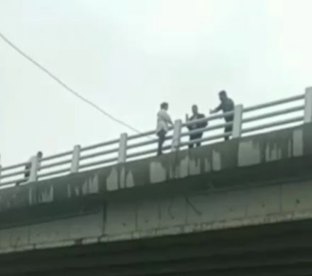 مامور آتش نشانی شهرداری کلاچای مانع خودکشی یک زن شد!