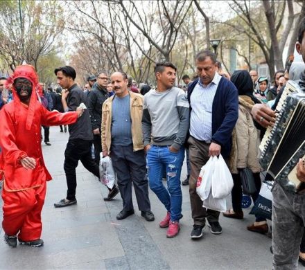 سه دیدگاه جامعهشناسانه درباره شادی از نوع صادق بوقی!
