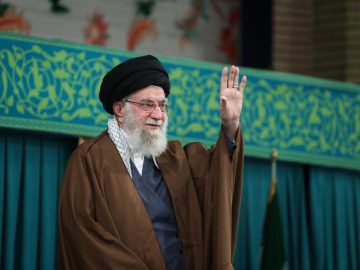 رهبر معظم انقلاب: زن، کارگزار خانه نیست، مدیر است