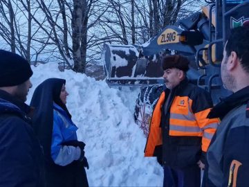 کولاک و بهمن بازگشایی مسیرهای کوهستانی را کند کرد